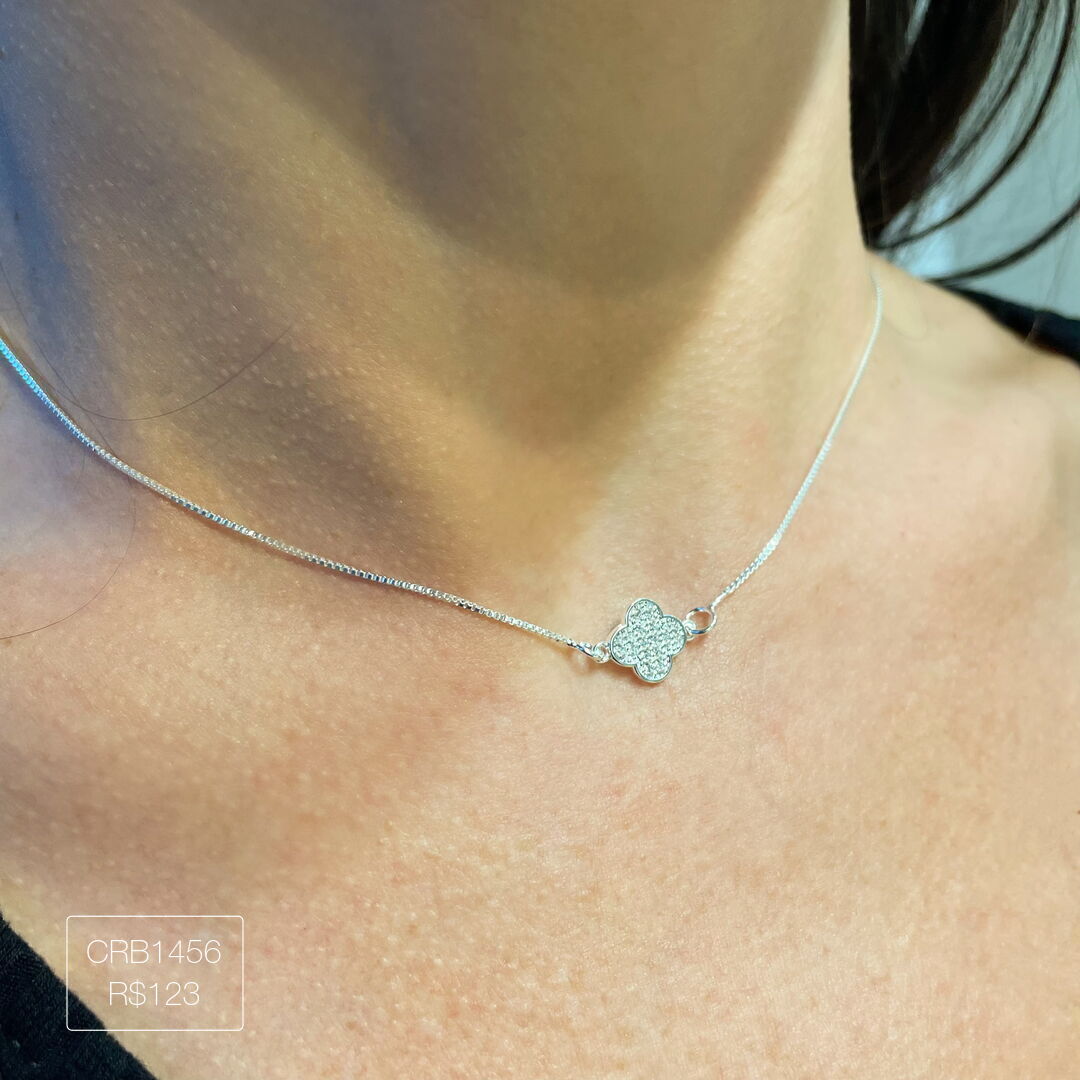 Colar de Trevo Cravejado Cristal Prateado